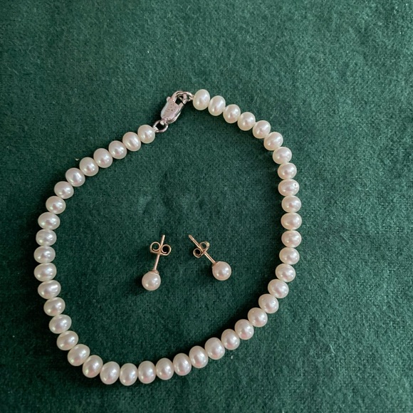 Jewelry - Pearl bracelet and earrings